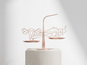 Rose gouden weegschaal met ovarium symbool en hormoon moleculen, wit achtergrond, hormonale balans concept