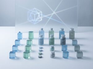 Geometrisch gerangschikte kristallen en mineraalsupplementen op witte ondergrond met zachte blauwe verlichting