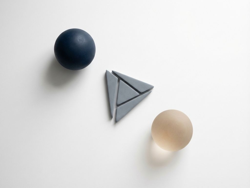 Drie geometrische vormen die verschillende soorten vermoeidheid voorstellen: donkere bol, gefragmenteerde driehoek en vervaagde cirkel