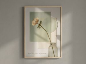 Verwelkte bloem in zachte geel- en beigetinten tegen grijze achtergrond met geometrische vormen in salie en crème