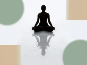 Persoon in yoga houding op witte ondergrond met waterachtige reflectie, bovenaanzicht in zachte groene en beige tinten
