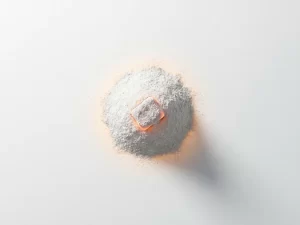 Gloeiende sintels onder wit as op een witte achtergrond, met warme amber gloed en minimalistische compositie.
